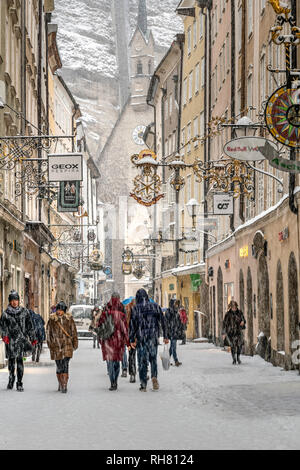 Getreidegasse mall pedonale in un giorno di neve, Salisburgo, Austria Foto Stock