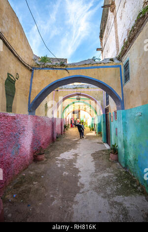 Verniciato colorato street nella medina della vecchia Meknes. La città antica e la più antica capitale e una delle quattro città imperiali del Marocco. Foto Stock