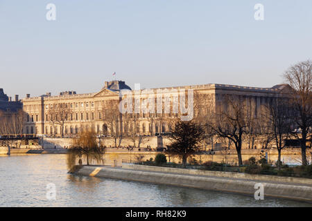 Palazzo del Louvre di fronte fiume Senna - Parigi, Francia Foto Stock