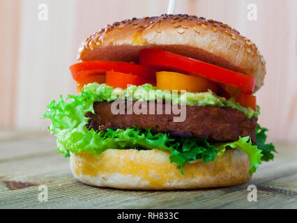 Deliziosi hamburger vegetariano con soia polpetta, verdure e lattuga servita su piastra Foto Stock