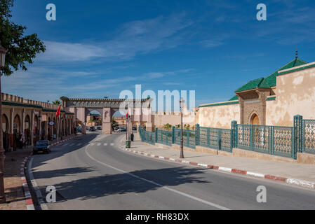 Bab Moulay Ismail di fronte al famoso mausolem , tomba e moschea di Meknes, Marocco Foto Stock