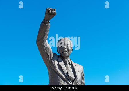 Nelson Mandela statua con pugno rialzato, Drakenstein Correctional Centre, Città del Capo, Sud Africa. Foto Stock
