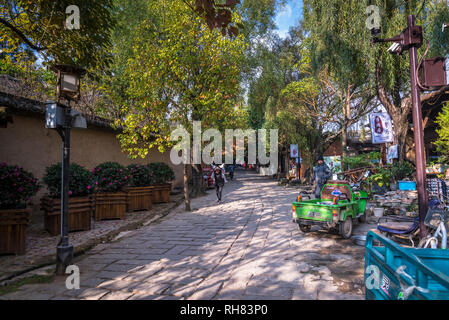 Main Street, Shaxi, una storica città mercato, Yunnan, Cina Foto Stock