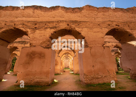 Panorama di antichi archi in rovina del massiccio di scuderie reali e i granai di Moulay Ismail nella città imperiale di Meknes, Marocco Foto Stock