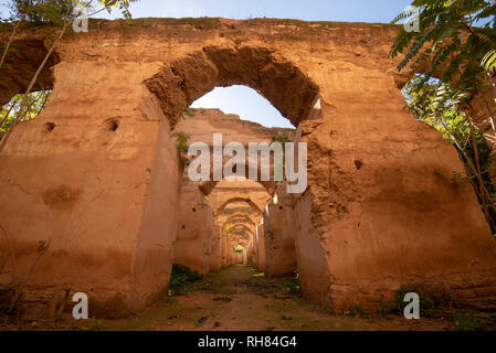 Panorama di antichi archi in rovina del massiccio di scuderie reali e i granai di Moulay Ismail nella città imperiale di Meknes, Marocco Foto Stock