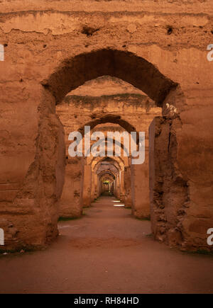 Panorama di antichi archi in rovina del massiccio di scuderie reali e i granai di Moulay Ismail nella città imperiale di Meknes, Marocco Foto Stock