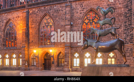 La città di Brema musicisti di sera, scultura in bronzo di l'artista Gerhard Marcks, Brema, Germania, Europa mi Bremer Stadtmusikanten am Abend, bronzo Foto Stock