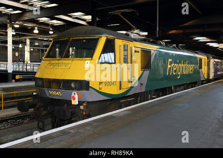 Classe 90;locomotore elettrico;caledonian sleeper;in treno la stazione di Euston;Londra Foto Stock