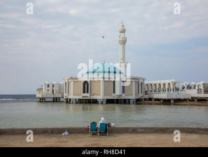 Arabia giovane seduto di fronte alla moschea flottante o masjid Bibi Fatima, Mecca provincia, Jeddah, Arabia Saudita Foto Stock