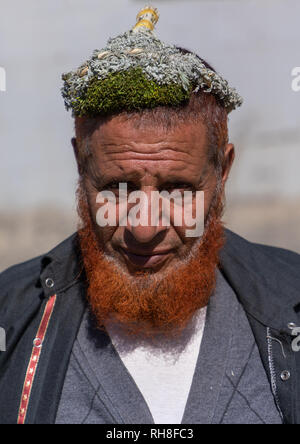 Ritratto di un fiore uomo con una barba rossa che indossa una corona di fiori sulla testa, Jizan Provincia, Addayer, Arabia Saudita Foto Stock