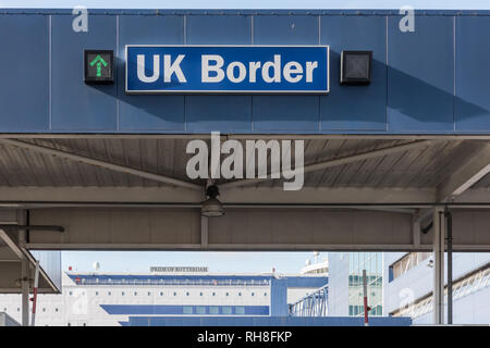 KINGSTON Upon Hull, England, Regno Unito - 6 Maggio 2015: Regno Unito segno di confine del North Sea Terminal Traghetti in Hull con il traghetto orgoglio di Rotter Foto Stock