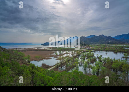 Edifici di piccole città Virpazar visto da sopra, Lago di Skadar National Park, Montenegro Foto Stock