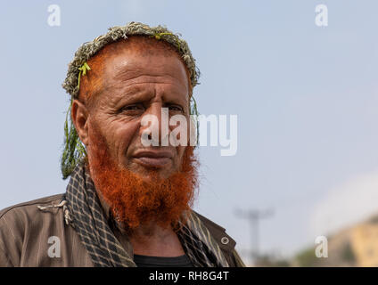 Ritratto di un fiore uomo con una barba rossa che indossa una corona di fiori sulla testa, Jizan Provincia, Addayer, Arabia Saudita Foto Stock