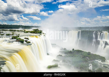 Una lunga esposizione panorama dell'worldfamous Cascate di Iguazu sul lato brasiliano. Foto Stock