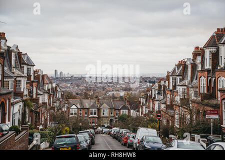 London, Regno Unito - 02 Aprile 2018: London skyline visto da Muswell Hill, una zona suburbana di Londra Nord famosa per molte strade con architettura edoardiana Foto Stock