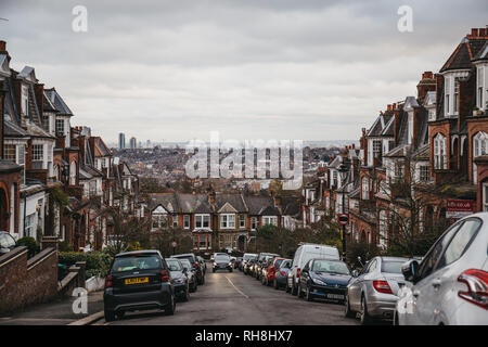 London, Regno Unito - 02 Aprile 2018: London skyline visto da Muswell Hill, una zona suburbana di Londra Nord famosa per molte strade con architettura edoardiana Foto Stock