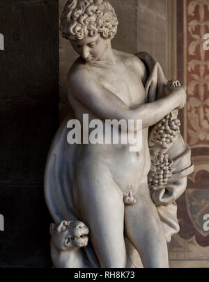 Firenze, Italia - 2018, 1 luglio: "Bacco e Panther" statua in marmo bianco (l'arte fiorentina, XVI secolo), dai Medici collezione granducale. È Foto Stock