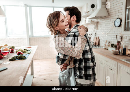 Bella bionda slim donna con enormi orecchini sentimento buono Foto Stock