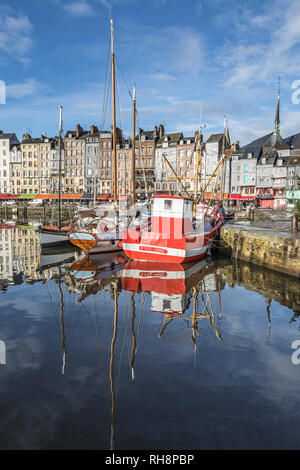 Honfleur (Normandia, Francia settentrionale), lungo la zona costiera "cote de grazia'. "Vieux Bassin' (vecchio dock) e la banchina di Sainte-Catherine.Caption locale Foto Stock