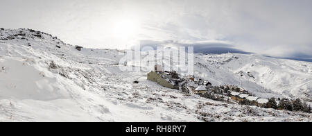 Spagna, Andalusia, Granada. Vista panoramica della stazione sciistica della Sierra Nevada in inverno, piena di neve. Viaggi e sport concetti. Foto Stock