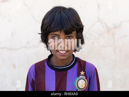 Ritratto di un saudita ragazzo indossa una maglietta di calcio, Najran provincia Najran, Arabia Saudita Foto Stock