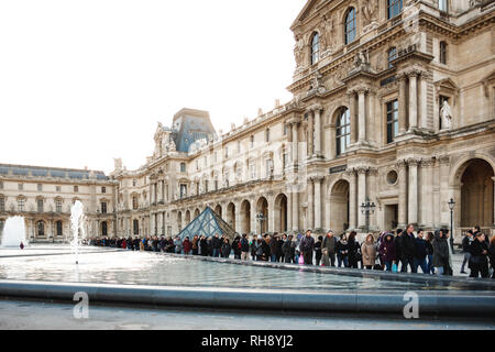 Parigi, Francia - 4 Gennaio 2012: le persone in attesa in una coda per visitare il Museo del Louvre Foto Stock