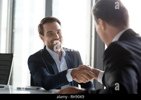 Felici gli imprenditori di successo agitare le mani dopo i negoziati di gruppo, gratitudine handshake Foto Stock