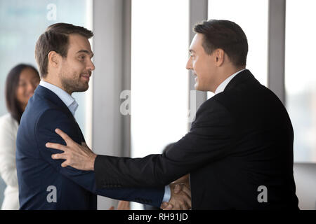 Executive manager di handshaking dipendente maschio promozione lavoratore motivante Foto Stock