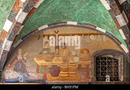 Italia Valle d'Aosta Issogne il castello - Cortile - galleria affrescata -negozio dei salumi dove alcune forme di formaggio della forma tipica della fontina sono rappresentati, considerata la più antica raffigurazione del tradizionale Valle d'Aosta formaggio Foto Stock