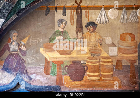 Italia Valle d'Aosta Issogne il castello - Cortile - galleria affrescata -negozio dei salumi dove alcune forme di formaggio della forma tipica della fontina sono rappresentati, considerata la più antica raffigurazione del tradizionale Valle d'Aosta formaggio Foto Stock