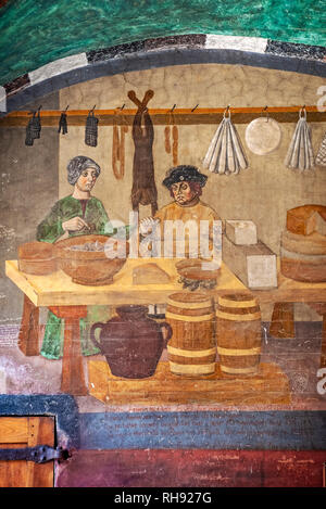 Italia Valle d'Aosta Issogne il castello - Cortile - galleria affrescata -negozio dei salumi dove alcune forme di formaggio della forma tipica della fontina sono rappresentati, considerata la più antica raffigurazione del tradizionale Valle d'Aosta formaggio Foto Stock