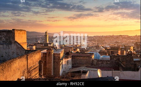 Vista della vecchia medina di Fez ( Fes el Bali ) , il Marocco a sunrise. La città antica e la più antica capitale del Marocco. Una delle città imperiali Foto Stock