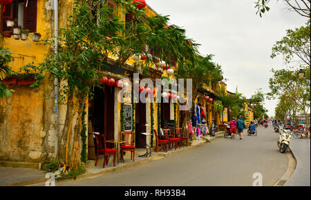 Hoi An, Vietnam - 20 dicembre 2017. Tradizionali edifici antichi lungo Hoi An's riverside sono stati trasformati in bar e negozi per soddisfare le esigenze di turisti Foto Stock