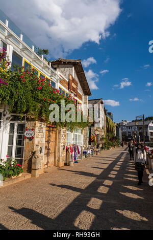 La passeggiata lungo il Lago Erhai, Shuanglang town, Dali, nella provincia dello Yunnan in Cina Foto Stock