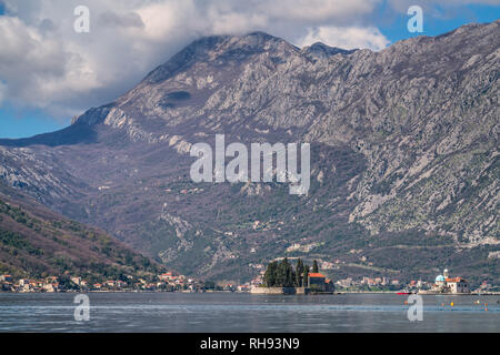 Madonna sulle rocce e la piccola chiesa di San George isola nella baia di Kotor, Montenegro Foto Stock