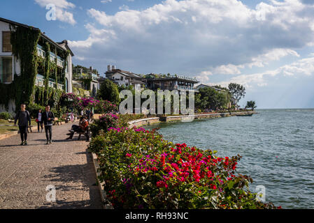 La passeggiata lungo il Lago Erhai, Shuanglang town, Dali, nella provincia dello Yunnan in Cina Foto Stock