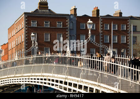 Ha'penny ponte sopra il fiume Liffy al Temple Bar Foto Stock