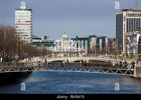 Ha'penny Bridge e Millennium Bridge sul fiume Liffey a Temple Bar Foto Stock