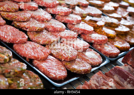 Burger assort sul contatore in bakers shop, close up Foto Stock
