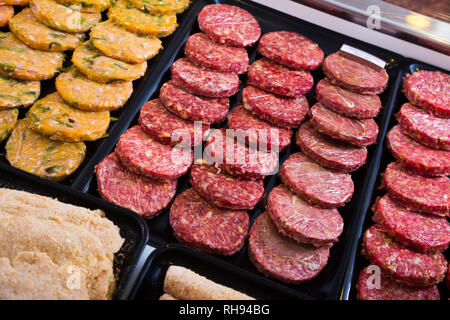 Burger assort sul contatore in bakers shop, close up Foto Stock