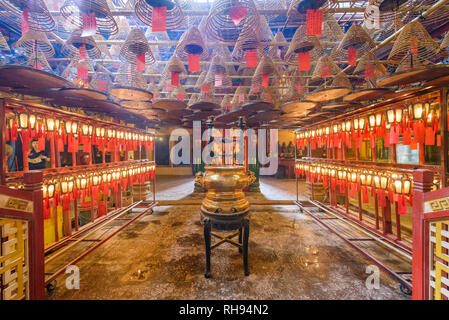 HONG KONG, CINA - 17 Maggio 2014: l'interno del Tempio di Man Mo. Istituito nel 1847, il tempio dedicato al dio civile uomo Cheong e marti Foto Stock