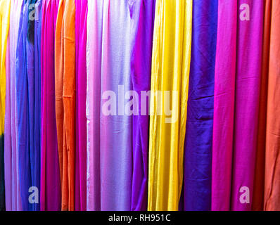 Tradizionale marocchino colorate sciarpe e scialli in Fes, Marocco noto anche come shesh (touareg turbante). Mano di tessuti. Souk Fez. mercato sciarpe Foto Stock