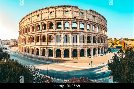 L antico Colosseo a Roma al tramonto Foto Stock