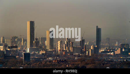 Lo skyline di Manchester che mostra la costruzione di CIS, il centro commerciale Arndale, Manchester Town Hall, Beetham Tower e Owen Street Project Foto Stock