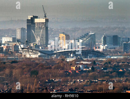 L'Etihad Stadium, casa del Manchester City FC è visto circondato da lavori di costruzione Foto Stock