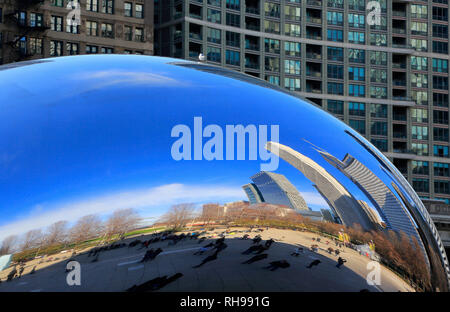Una chiusa vista sullo skyline di Chicago riflessa su Anish Kapoor il Cloud Gate aka il bean in Millennium Park.Loop.Chicago.Illinois.USA Foto Stock