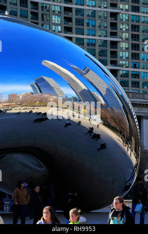 Una chiusa vista sullo skyline di Chicago riflessa su Anish Kapoor il Cloud Gate aka il bean in Millennium Park.Loop.Chicago.Illinois.USA Foto Stock