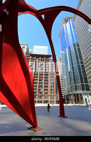 Rosso scultura in acciaio Flamingo (1974) byAlexander Calder nel centro federale Plaza nel centro di Chicago.Illinois.USA Foto Stock