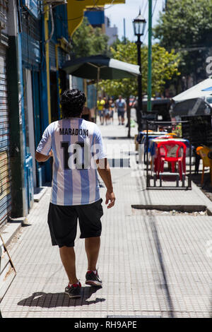 BUENOS AIRES, Argentina - 20 gennaio 2018: l'uomo non identificato con Diego Armando Maradona Maglietta a Caminito street a La Boca, Buenos Aires, Argentina. Foto Stock