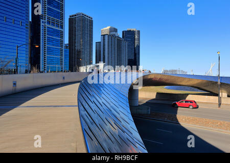 BP ponte pedonale progettato da Frank Gehry con Chicago's grattacieli in background.Chicago.Illinois.USA Foto Stock